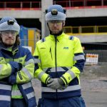 Visiirin suojus toi Aren Hämeen projektiyksikölle Talotekniikka-alan kultainen kypärä -palkinnon. Innovaatiota esittelemässä Knut Hackzell (vas.) ja Teemu Sillankorva.