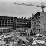 Rakennustyömaa Itä-Pasilassa vuonna 1974. Ajan tyypillisiä kerrostaloja nimitettiin varsin osuvasti betonikuutioiksi. Kuva: Harri Ahola, Helsingin kaupunginmuseo.