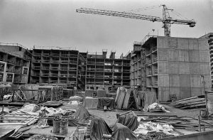 Rakennustyömaa Itä-Pasilassa vuonna 1974. Ajan tyypillisiä kerrostaloja nimitettiin varsin osuvasti betonikuutioiksi. Kuva: Harri Ahola, Helsingin kaupunginmuseo.