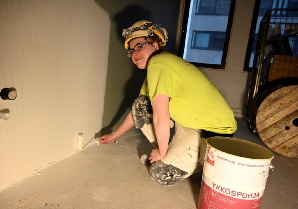 Terveystalon työmaan nokka Janette Notkolan mukaan tavara on lisääntynyt kerroksissa urakan edetessä.