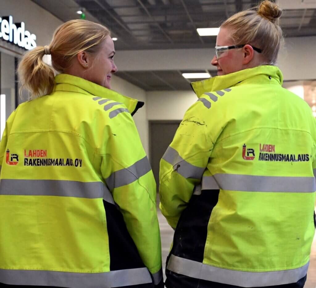 Outi Koskensepän ja Janette Notkolan mukaan firmassa on hyvä yhteishenki ja asialliset henkilöstöedut.