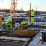 Lattiatasojen viimeistelyä 3. kerroksessa ennen seuraavien elementtien nostoja.