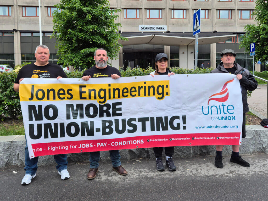 Neljä henkilöä pitelemässä kylttiä, jossa lukee: Jones Engineering: no more union-busting!
