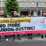 Neljä henkilöä pitelemässä kylttiä, jossa lukee: Jones Engineering: no more union-busting!
