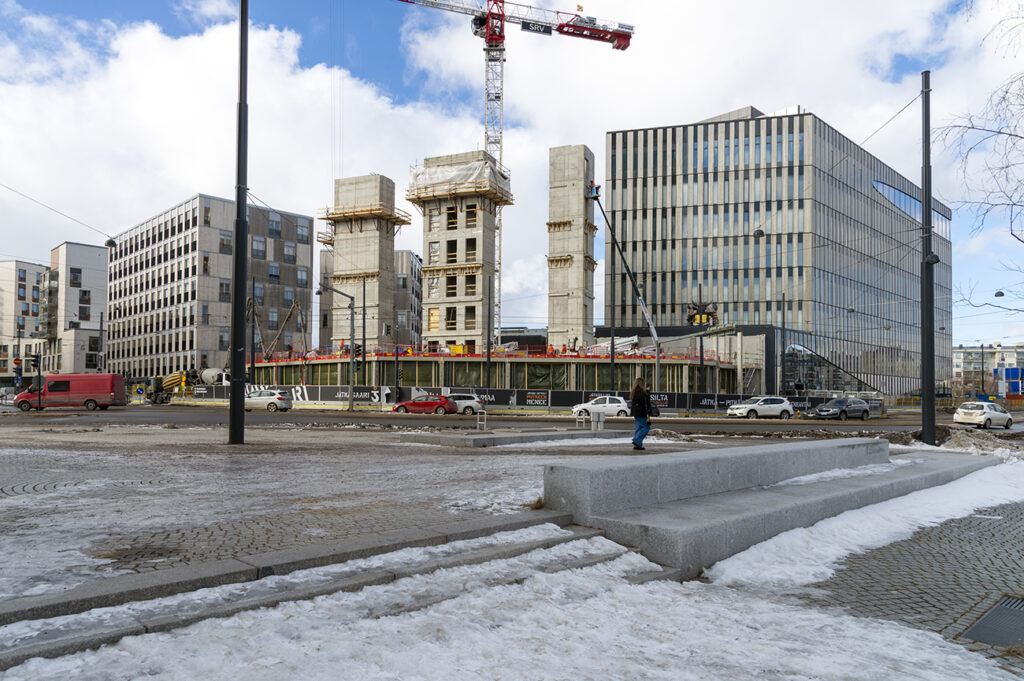 Wood City -puukorttelin rakennustyömaa Helsingin Länsisatamassa. Se on Suomen laajin asumisen ja työskentelyn yhdistävä puukortteli. Korttelin hissi- ja porraskuilut ovat betonirakenteisia.Kuva: Pekka Vyhtinen, Helsingin kaupunginmuseo.